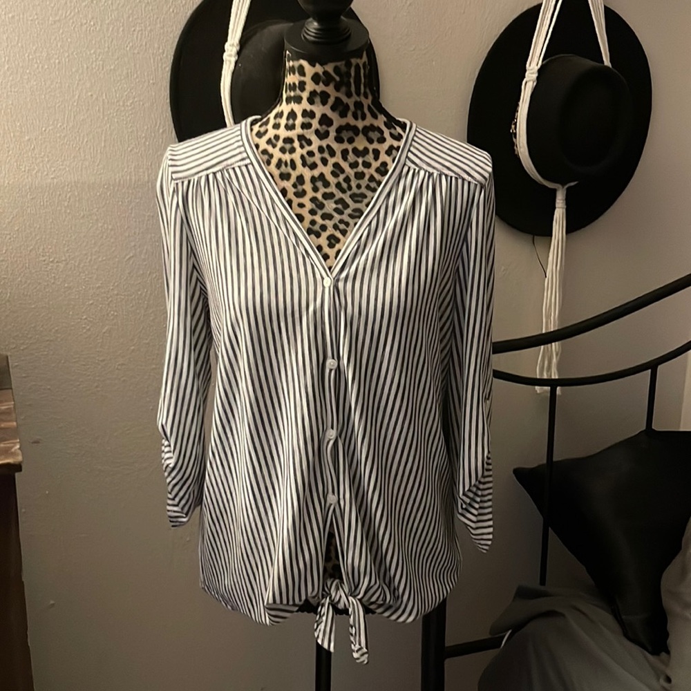 Blue Striped Stretchy Top! 🤍 🌊